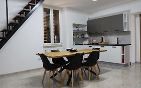 Laviano House